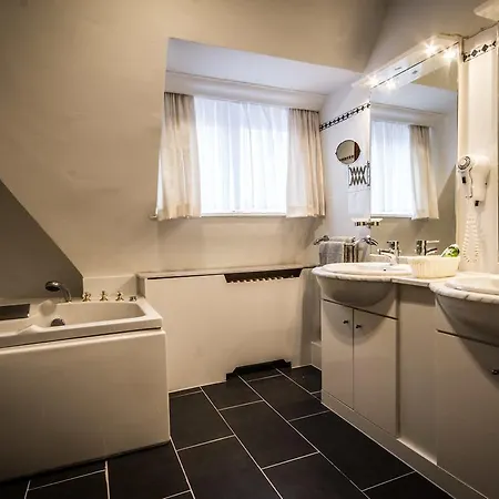 Les Hirondelles Bed & Breakfast