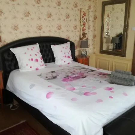 Les Hirondelles Couette-café 3*