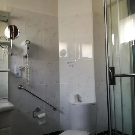 Les Hirondelles Bed & Breakfast 3*