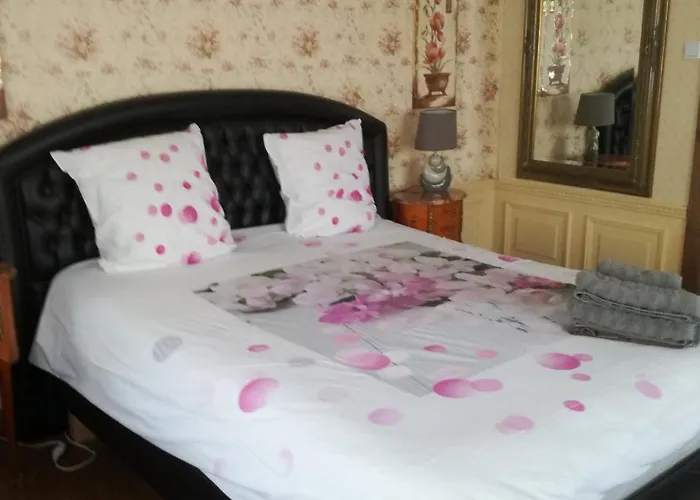 Les Hirondelles Couette-café 3*